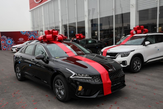 Первые автомобили Kia выданы покупателям