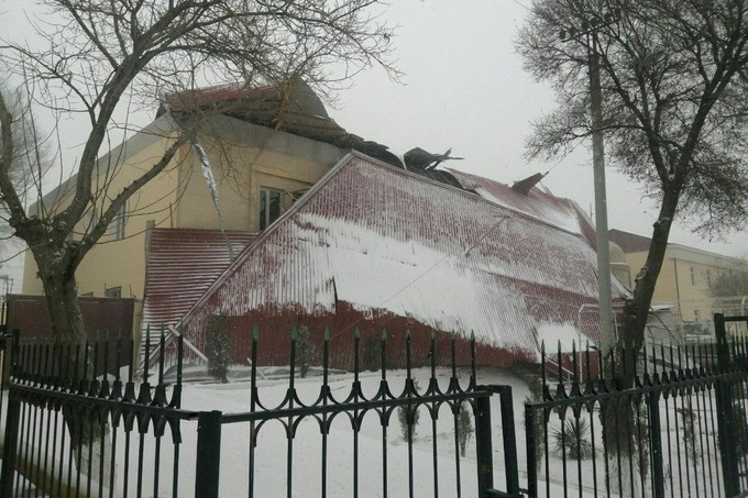 Ветер и снег повредили крыши и другие объекты в Хорезме