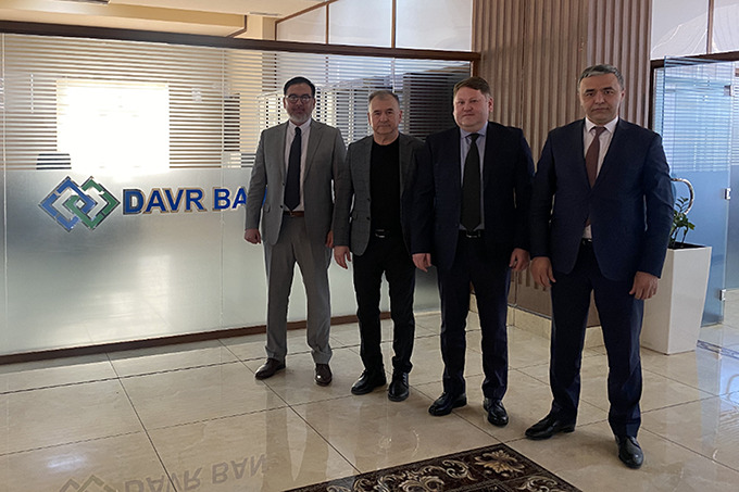 На фото: Лутфулла Убаев (председатель совета Davr Bank), Абдумажид Самадов (председатель правления Davr Bank), Фарход Обидхонов  и Нодирбек Убайдуллаев (представители TUNE Consulting)