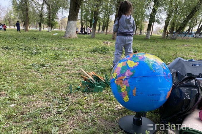 Школьники Ташкента очистили чирчикский парк в честь Дня Матери-Земли