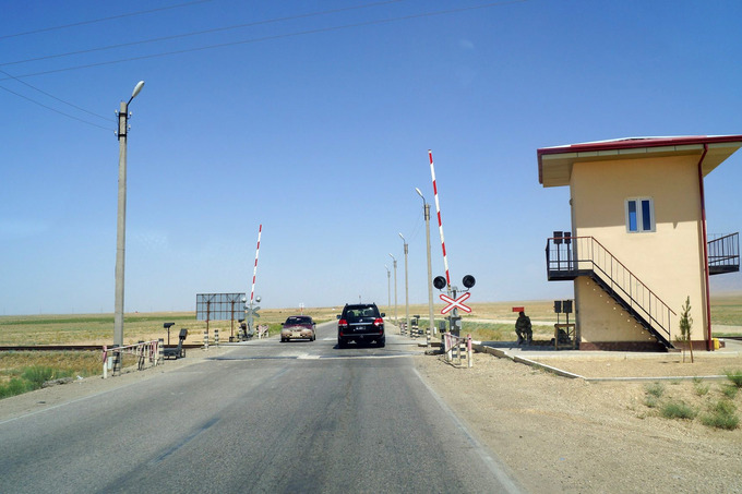 Jeleznodorojnыy pereyezd po marshrutu Xayraton — Mazari-Sharif.