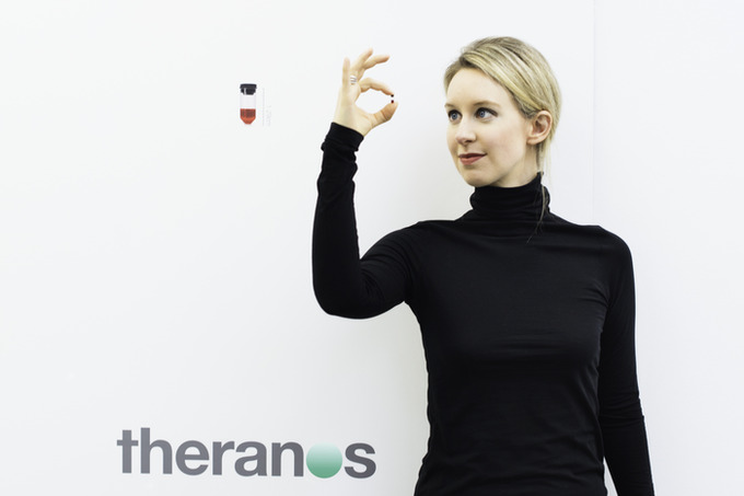 Элизабет Холмс ва Theranos`нинг қон таҳлили учун мўлжалланган майда колбаси