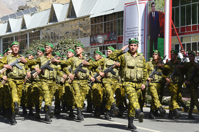 Военный парад таджикских военнослужащих в Дарвазском районе на границе с Афганистаном.