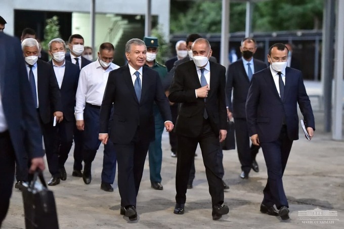 Shavkat Mirziyoyev i Djaxongir Artыkxodjayev vo vremya vizita v Uchtepinskiy rayon Tashkenta, 14 maya 2021 goda.