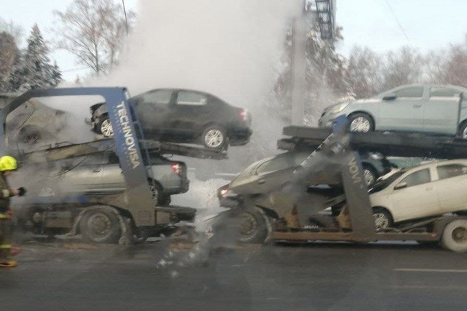 Россияда UzAuto Motors автомашиналари юкланган автотрейлерда ёнғин чиқди — видео