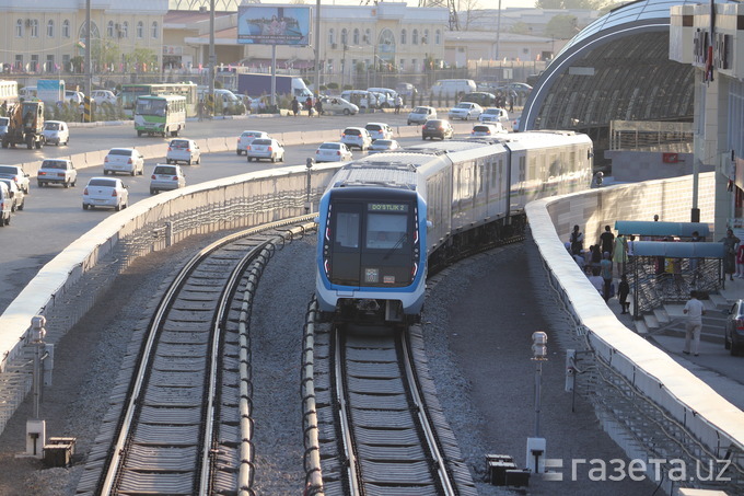 Бросившийся под поезд в метро Ташкента мужчина погиб