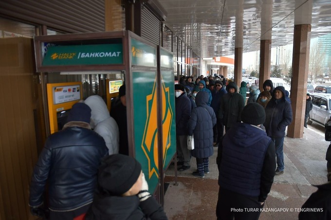 Очередь к банкомату в Нур-Султане.