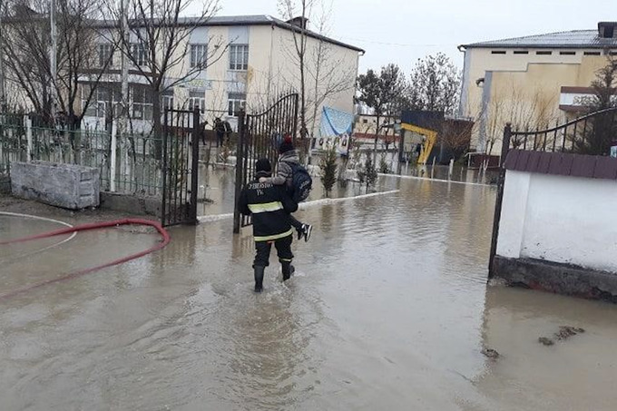 Sirdaryo viloyatida kuchli yomg‘ir tufayli 102 ta uyni suv bosdi — FVV