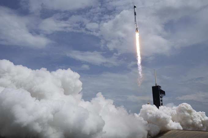 Falcon 9 tashuvchi raketasi Crew Dragon kemasi bilan muvaffaqiyatli start oldi.