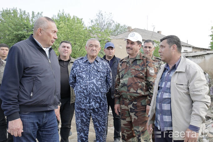 Жиззах вилояти ҳокими Эргаш Солиев, фавқулодда вазиятлар вазири Абдулла Қўлдошев ва фуқаро Исроил Алиев.