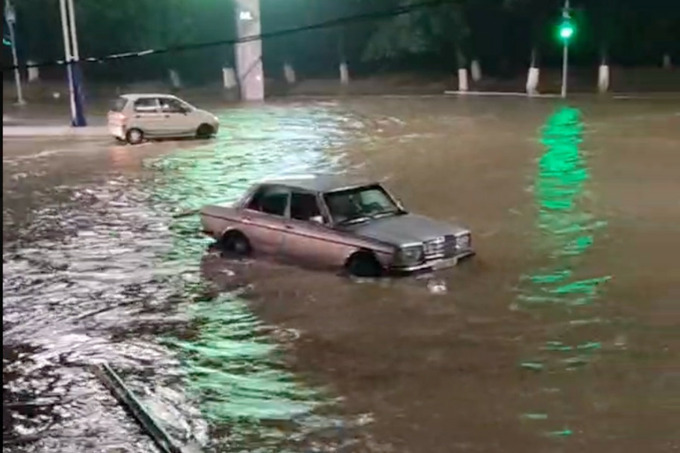 Kuchli yomg‘ir tufayli Toshkent ko‘chalari yana suv ostida qoldi