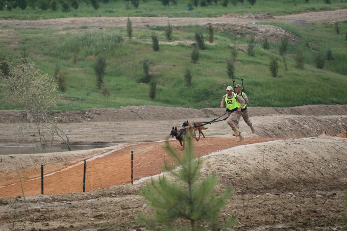 Kinologlar va xavfsizlik kuchlarining xizmat itlari «Dog biatlon»da bellashmoqda (+foto, video)