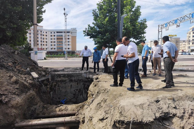 Xokim oblasti Botir Zaripov (sleva) inspektiruyet remontnыye rabotы.