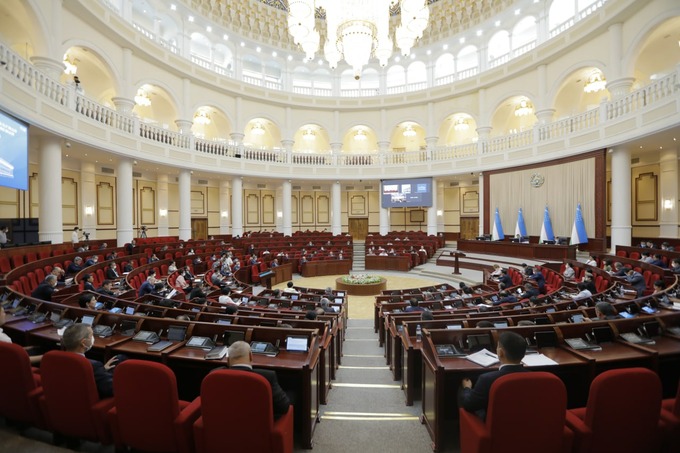 Обсуждение поправок в Конституцию снова продлено