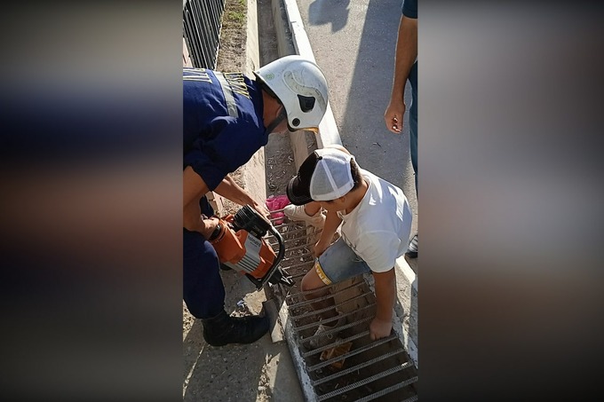 Sirdaryoda bolaning oyog‘i ariq panjarasiga tiqilib qoldi. FVV bolalarni qarovsiz qoldirmaslikka chaqirdi