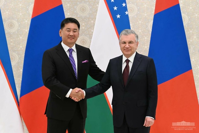 Uxnaagiyn Xurelsux va Shavkat Mirziyoyev.