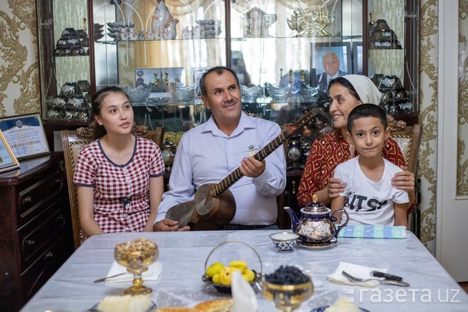 Обиджон Расулов с семьёй.