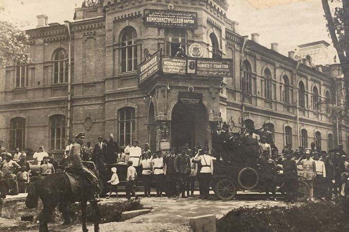 Активисты фотографируются на крышах автомобилей перед зданием Центрального комитета Коммунистической партии Туркестана. Ташкент, 1922-1923 гг.