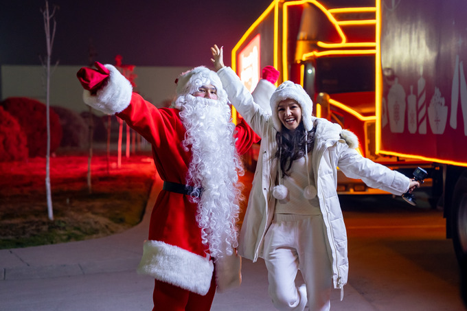 Coca-Cola`ning yangi yil karvoni bayramni yetkazib beradi: archa, bayramona salyutlar va taomlar festivali