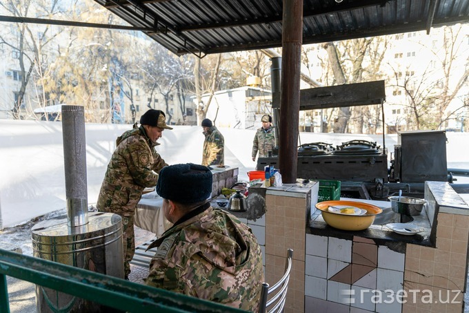 Тепло, еда и музыка. Военные, МВД и Нацгвардия помогают ташкентцам пережить холод