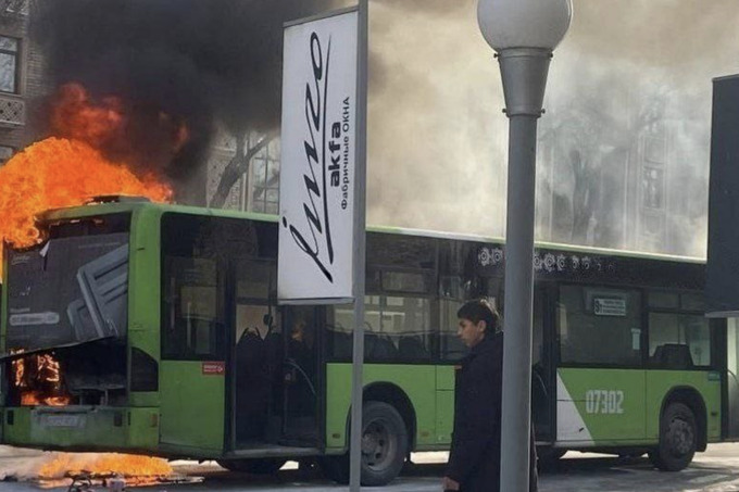 Toshkentda harakatlanib ketayotgan Mercedes-Benz yonib ketdi