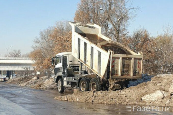 Сброс грязного снега у канала в Ташкенте назвали самовольным