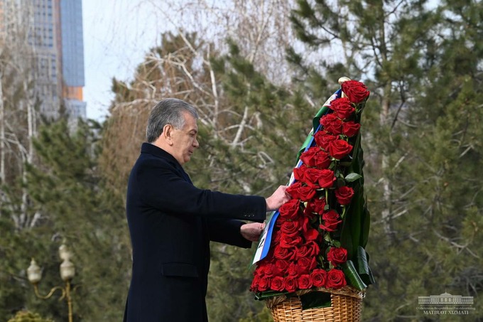 Foto: Shavkat Mirziyoyev Islom Karimov haykali poyiga gulchambar qo‘ydi