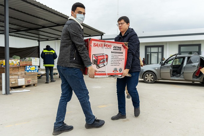 Фото: Жители Узбекистана собирают гуманитарную помощь народу Турции