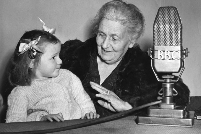 Montessori xonim ingliz qizalog‘i bilan BBC italyan xizmatiga intervyu berishdan avval suhbatlashmoqda. 1950-yil. 