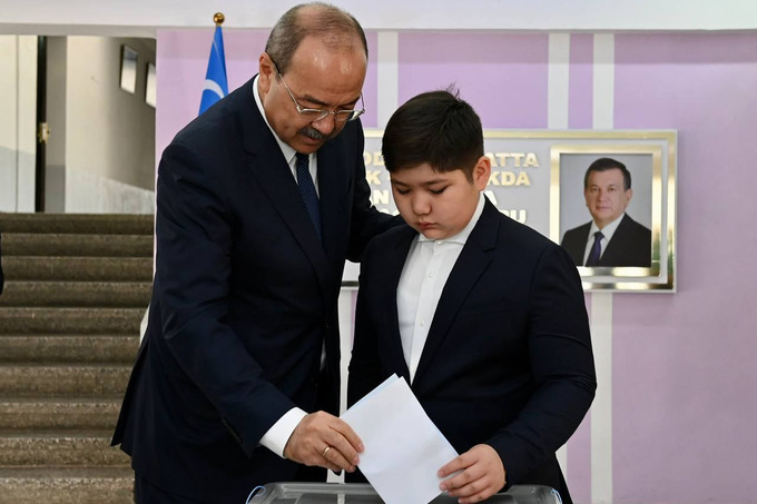 Prime Minister Abdulla Aripov with his grandson.
