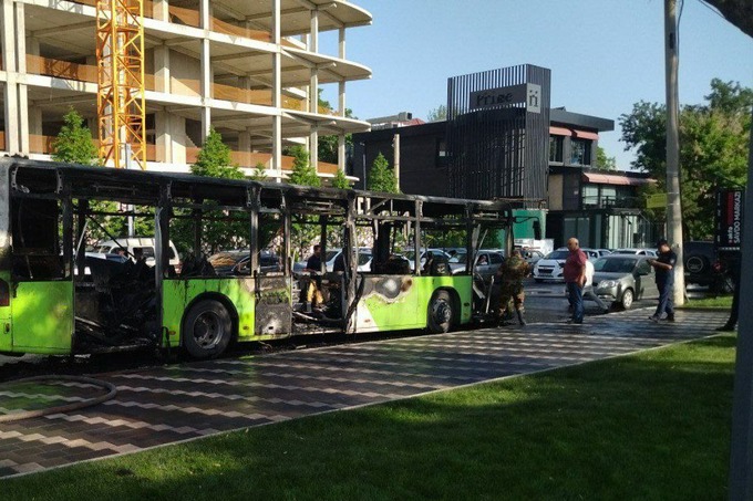 Toshkentda Mercedes-Benz avtobusi butunlay yonib ketdi