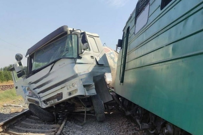 Электровоз столкнулся с грузовиком в Ташкентской области