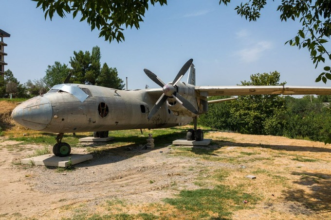 Ан-26 рядом с хокимиятом Учтепинского района Ташкента.