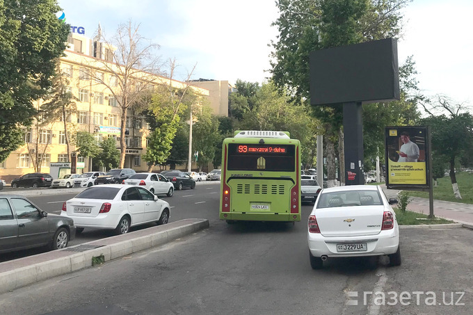 В Ташкенте безнаказанно паркуются даже в автобусных карманах.