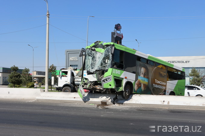 Toshkentda avtobus beton to‘siqqa urilishi oqibatida haydovchi va 3 yo‘lovchi jarohatlandi