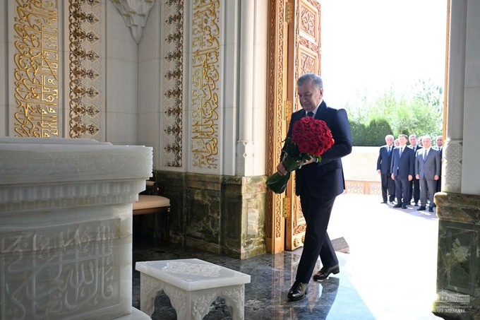 Foto: Prezident Islom Karimov qabrini ziyorat qildi