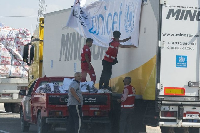 Первая автоколонна с гуманитарной помощью прибыла в сектор Газа