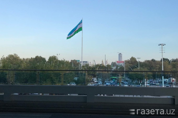 Toshkent aeroporti oldida 62 metrli O‘zbekiston bayrog‘i o‘rnatildi