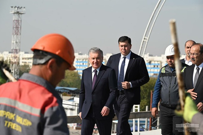 Shavkat Mirziyoyev aeroportga olib boruvchi ko‘prikdagi qurilish ishlari bilan tanishdi