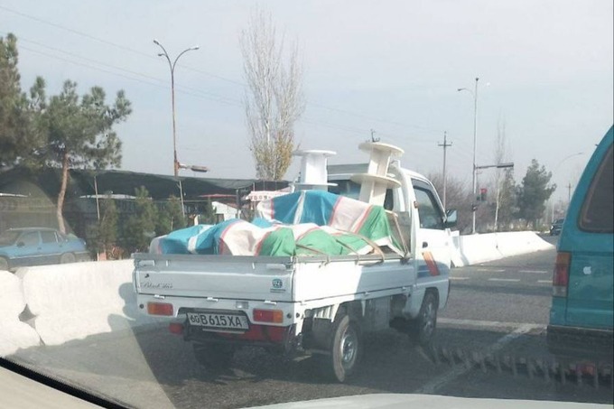 Andijonda yuklar ustini davlat bayrog‘i bilan yopib harakatlangan haydovchi jarimaga tortildi