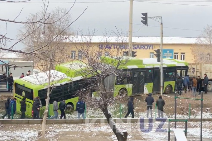 Тошкентда 18 метрли автобус ёғингарчилик сабабли сирпаниб, қияликка тушиб кетди (видео)