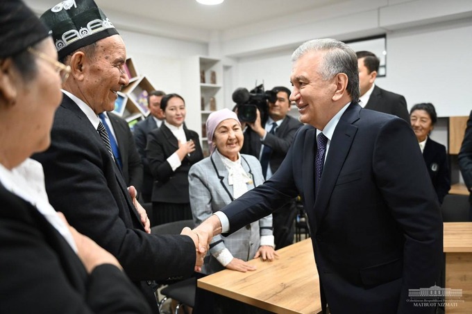 Shavkat Mirziyoyev Qashqadaryoning Qarshi tumani Yangi Batosh mahallasida yangi ochilgan maktabda, 2023 yil 24 fevral.