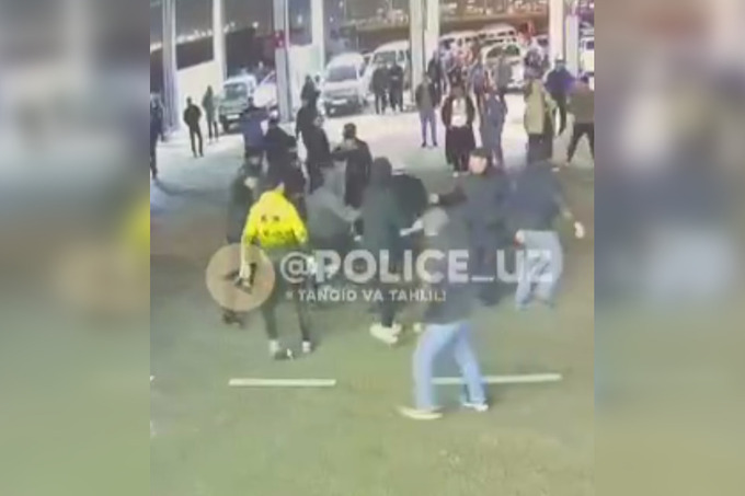 В Сети разлетелось видео, как возле архангельского ТЦ бьют парня: нападавший «ходил с дубинкой»