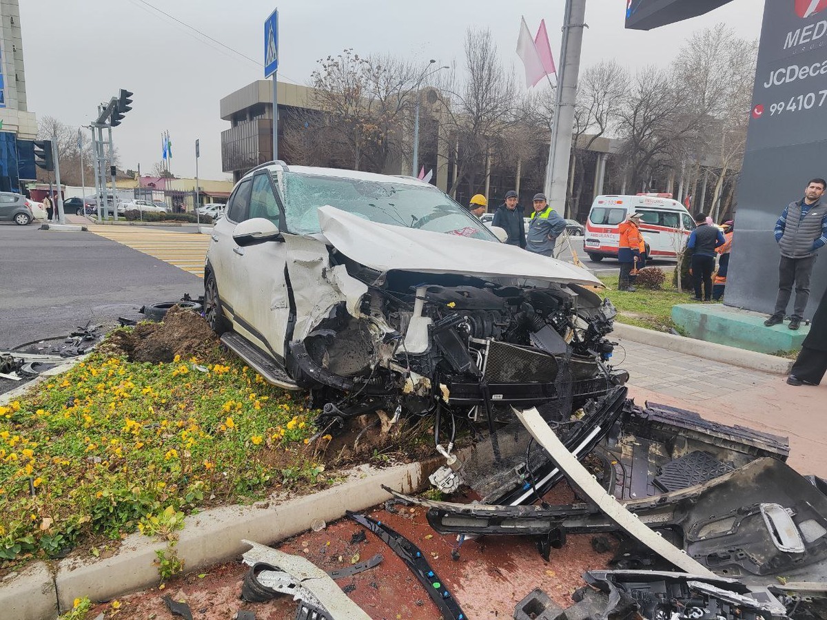 Фото на чужом авто: в Риге повредили позолоченный BMW (видео)