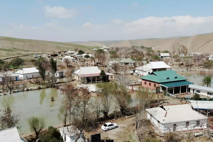 Surxondaryoda sel toshqini sabab yuzdan ortiq uyni suv bosdi (video)