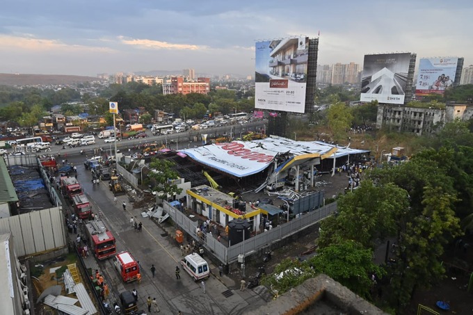 Mumbayda reklama banneri qulashi oqibatida kamida 14 kishi halok bo‘ldi