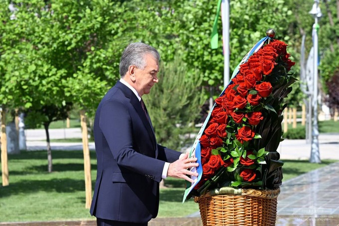 Prezident “Matonat madhiyasi” yodgorlik majmuasiga gulchambar qo‘ydi (foto)