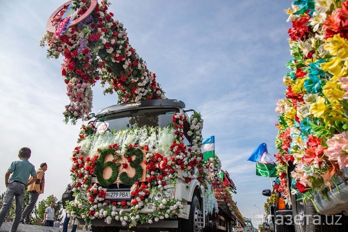 Namanganda 63-xalqaro gullar festivali boshlandi — fotoreportaj