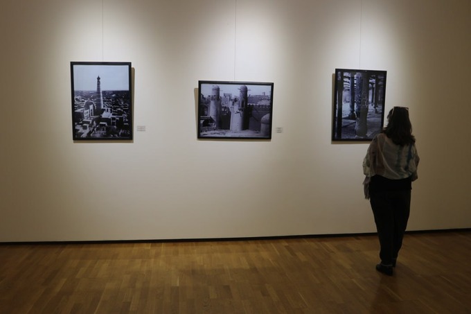 Выставка первого узбекского фотографа Худайбергена Деванова проходит в Ташкенте