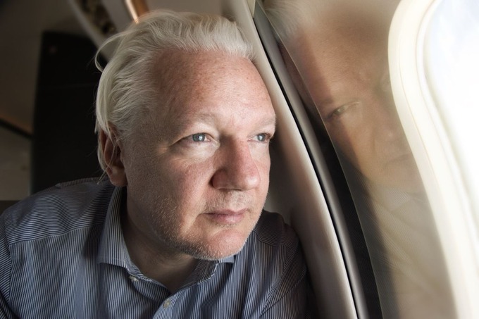 WikiLeaks asoschisi Julian Assanj Britaniya qamoqxonasidan ozod etildi